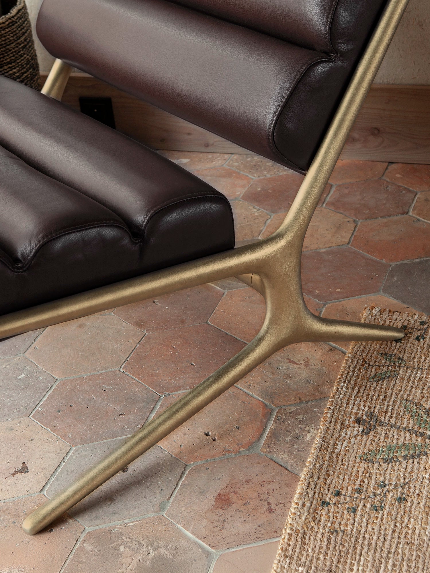 Wafer lounge chair - Textured Brass
