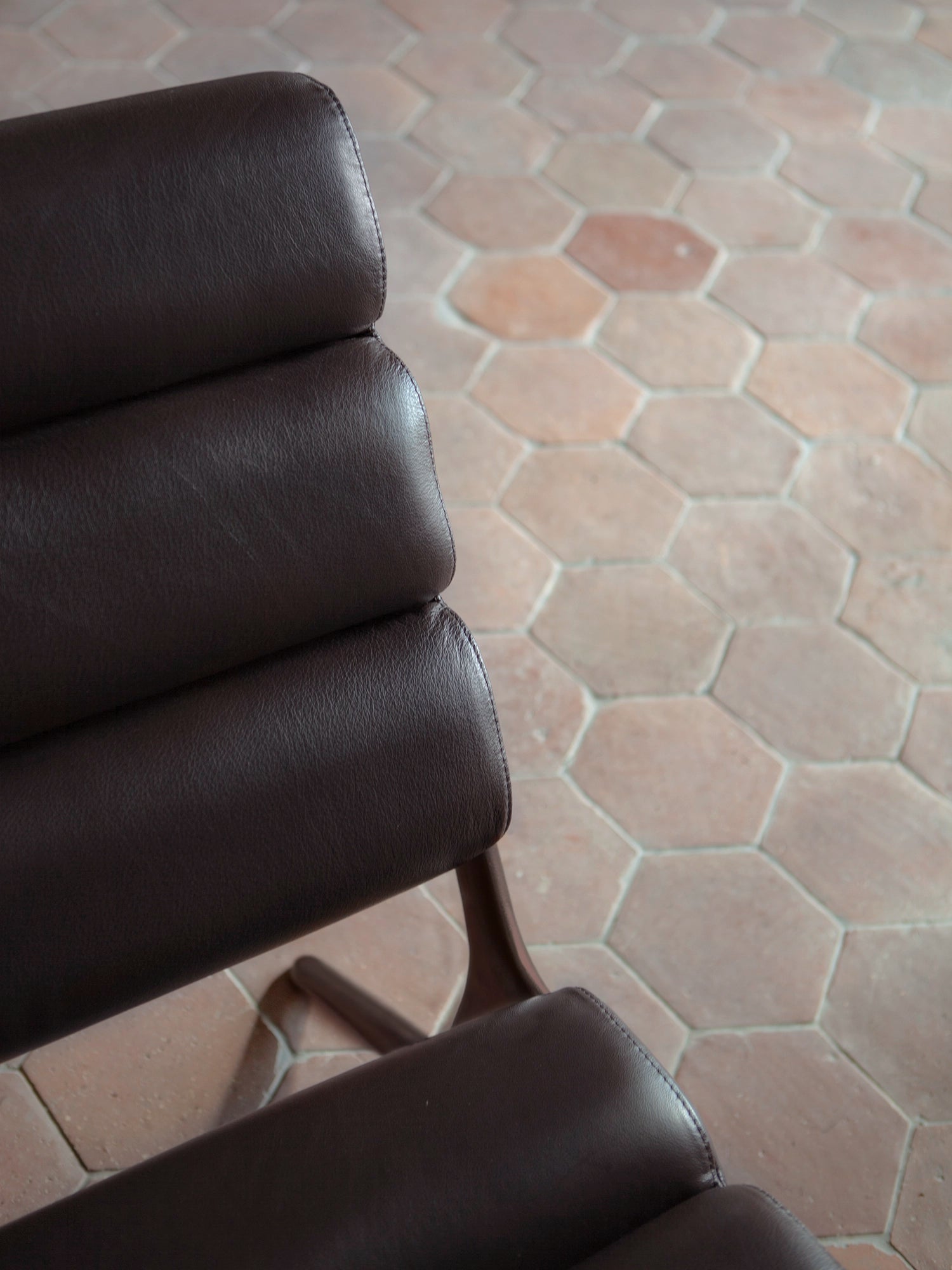 Wafer lounge chair - Aged Brass