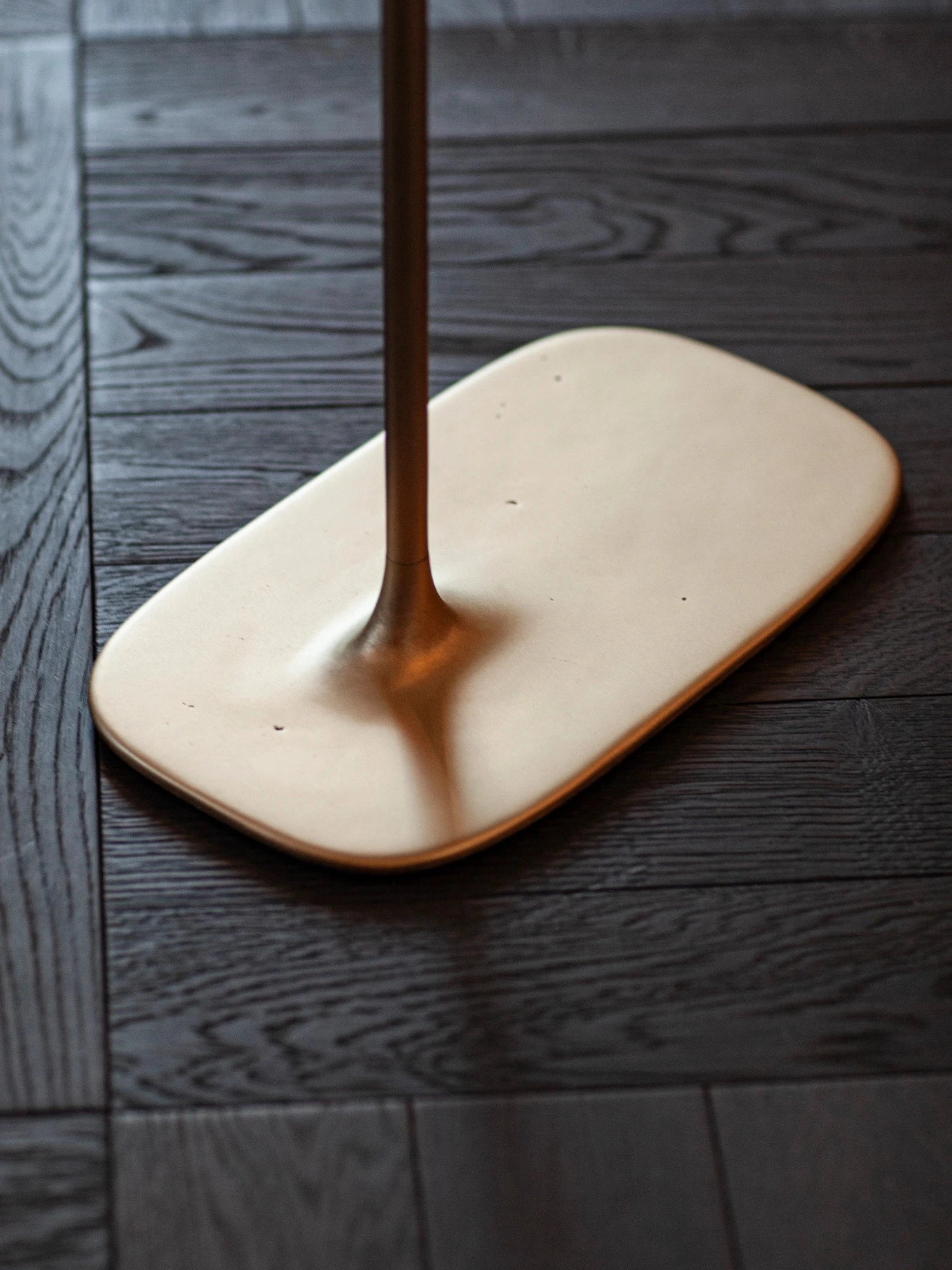 The hand-polished edges of a brushed brass Low table, showing the artisan's trace.