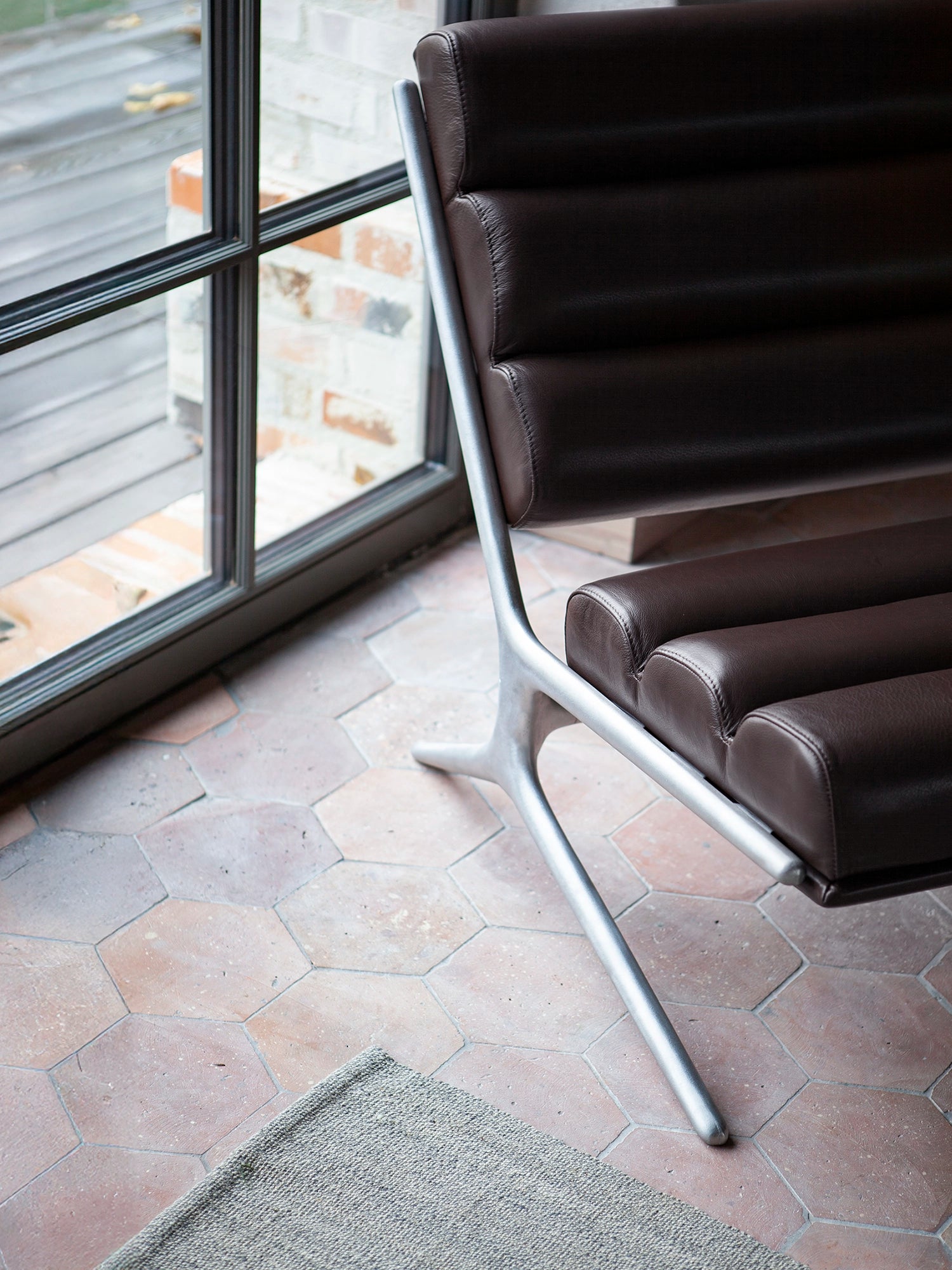 Wafer lounge chair - Textured Aluminium